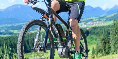 Ein E-Bike Fahrer in den Bergen