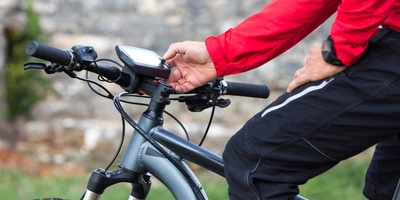 Damit auch Ihr E-Bike Display richtig tickt Ein Mann bedient sein E-Bike Display