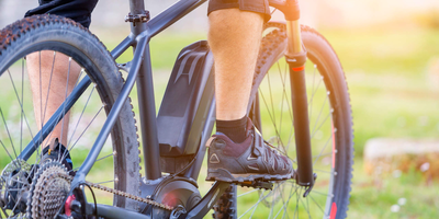 Was du zum Einstellen deines perfekten E-Bike Reifendruck brauchst Ein Mann fährt auf einem E-Bike