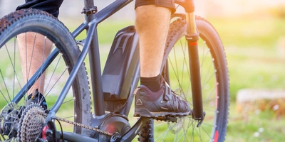 Ein Mann fährt auf einem E-Bike