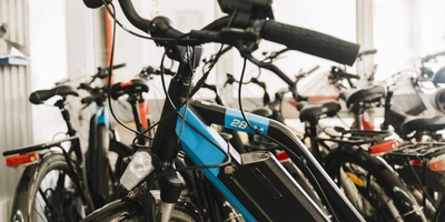 Viele E-Bikes nebeneinander gereiht