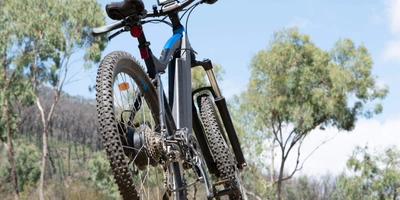 E-Bike fahren für Anfänger - Tipps und Tricks Ein E-Bike im Wald