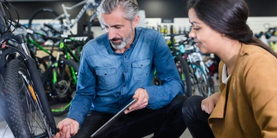 Ein Mann und eine Frau betrachten ein E-Bike