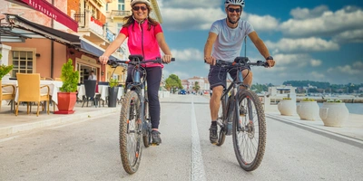 Die Probefahrt mit deinem gebrauchten E-Bike darf nicht fehlen Ein Mann und eine Frau fahren draußen Fahrrad