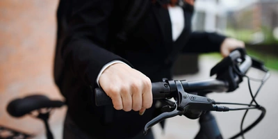 Eine Frau bedient ihre Gangschaltung am E-Bike