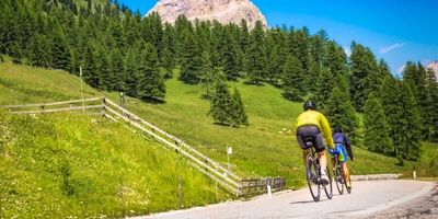 E-Bike Touren in den Dolomiten - ein Träumchen für alle E-Bike Fahrer Rennradfahrer fahren Dolomiten-Passstrasse hinauf