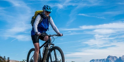 Die Top E-MTB Touren in Deutschland, Österreich und der Schweiz Ein Mann fährt sein E-MTB in den Bergen