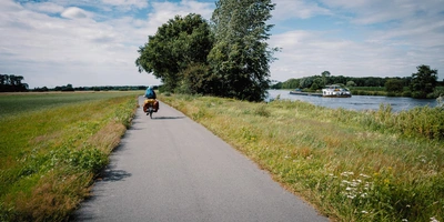 Was der 397 Kilometer Emsradweg so zu bieten hat Eine Frau auf einer Radtour an der Ems