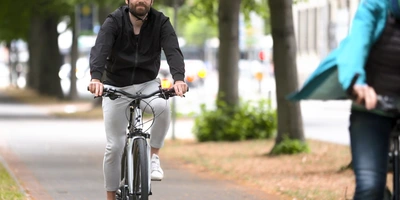 Mann fährt auf Fahrrad durch die Stadt