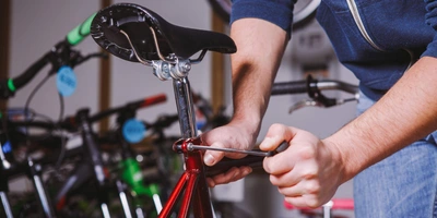 Ein Fahrradsattel wird bearbeitet