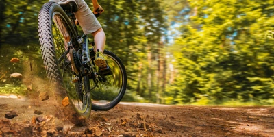 Ein Gravel Bike wird im Schlamm gedriftet