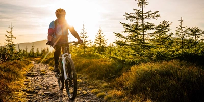 Gravel Bikes 2022 - dein Bikepacking-Begleiter Ein Mann fährt draußen sein Gravel Bike