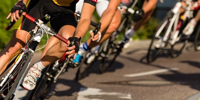 Kurvenfahrt eines Radrennens