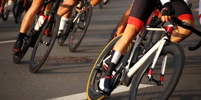 Kurvenfahrt eines Radrennens