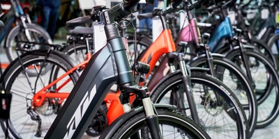 KTM E-Bikes in einer Reihe