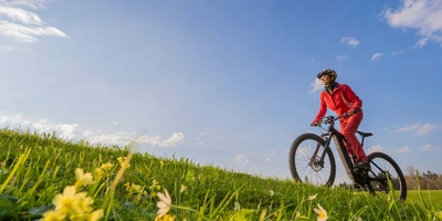 Radfahrerin fährt einen Hügel hoch