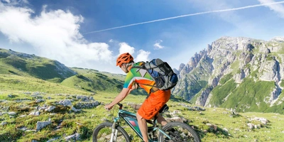 Leichtbautechnologie für E-MTBs Radfahrer fährt mit E-Mountainbike durch die Berge