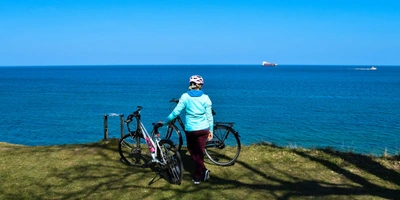 Fahrradfahrerin am Wasse
