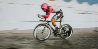 Verschwommenes Bild von einem rasenden Radfahrer