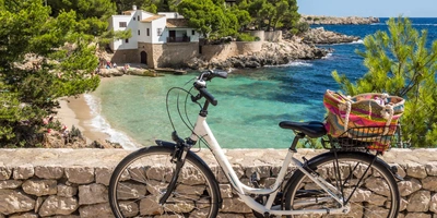 Ein Fahrrad steht an einem Strand in Mallorca
