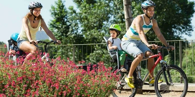 Eine Familie bei der Radtour im Sonnenschein