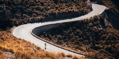 Ein Fahrradfahrer fährt einen Berg runter