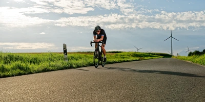 Rennradfahrer fährt auf einer Straße