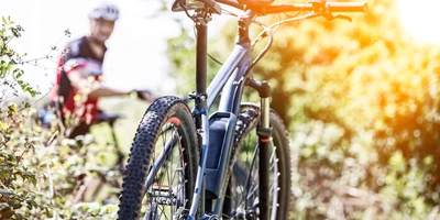 Die T-Tronik E-Bikes überzeugen mit Komfort Ein E-Bike von hinten im Sonnenlicht