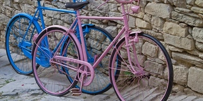 Ein rosanes Damenrad und ein blaues Herrenrad