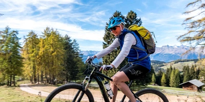 Person fährt auf E-Mountainbike