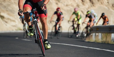 Radsportler fahren ein Rennen mit hoher Geschwindigkeit