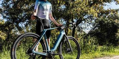 Advanced E-Bikes aus Kunststoffgranulat – das musst du wissen. Mann steht neben futuristischem E-Bike