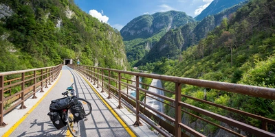 Fahrrad steht auf einer Brücke auf dem Alpe-Adria-Radweg