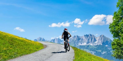 Person fährt auf dem Fahrrad in den Alpen