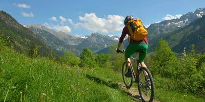 Person fährt über die Alpen Fahrrad