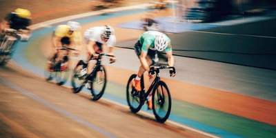 mehrere Radrennsportler fahren auf der Rennbahn