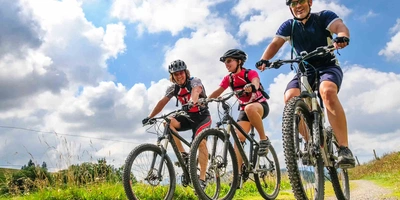Die beliebtesten Fahrradmarken Drei Personen fahren auf dem Rad