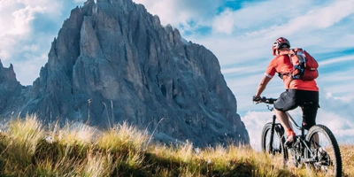 Ein Mann fährt einen Berg hoch mit einem Fahrrad