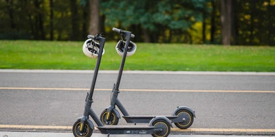 Die besten E-Scooter – diese Modelle solltest du kennen Zwei E-Scooter stehen auf dem Radweg
