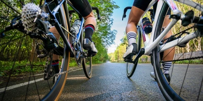 Zwei Radfahrer auf der Straße