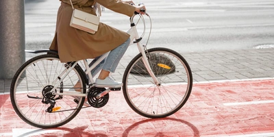 Frau fährt auf Fahrrad durch Stadt