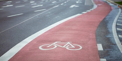 Fahrradstraße auf einer Fahrbahn