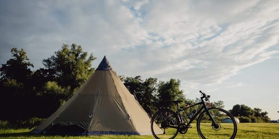 Ein Fahrrad neben einem Zelt
