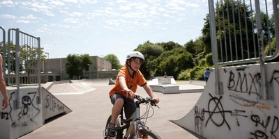 Junge fährt auf dem Fahrrad