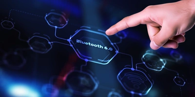 Erfahre alles zu der neuen Generation des Funkstandards Bluetooth Finger zeigt auf ein Bild auf dem Bluetooth 6.0 steht