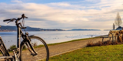 Fahrrad steht vor einem See