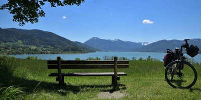 Ein Fahrrad steht in einer schönen Landschaft