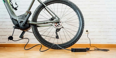 E-bike lädt in Innenraum