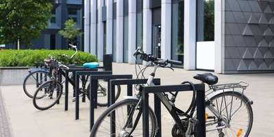 Fahrräder stehen abgeschlossen an Fahrradständern