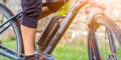 Person fährt auf E-Bike